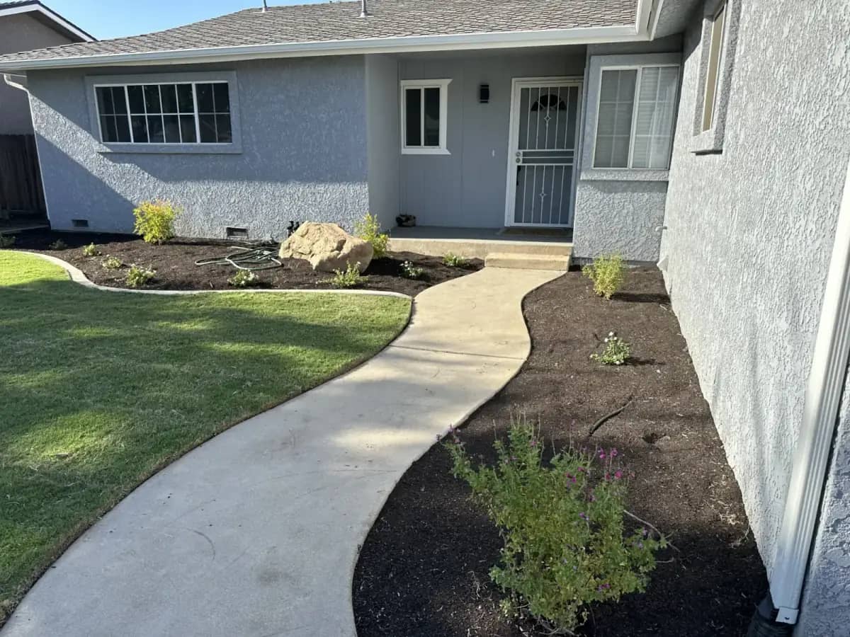 Mulch & flowerbeds 1