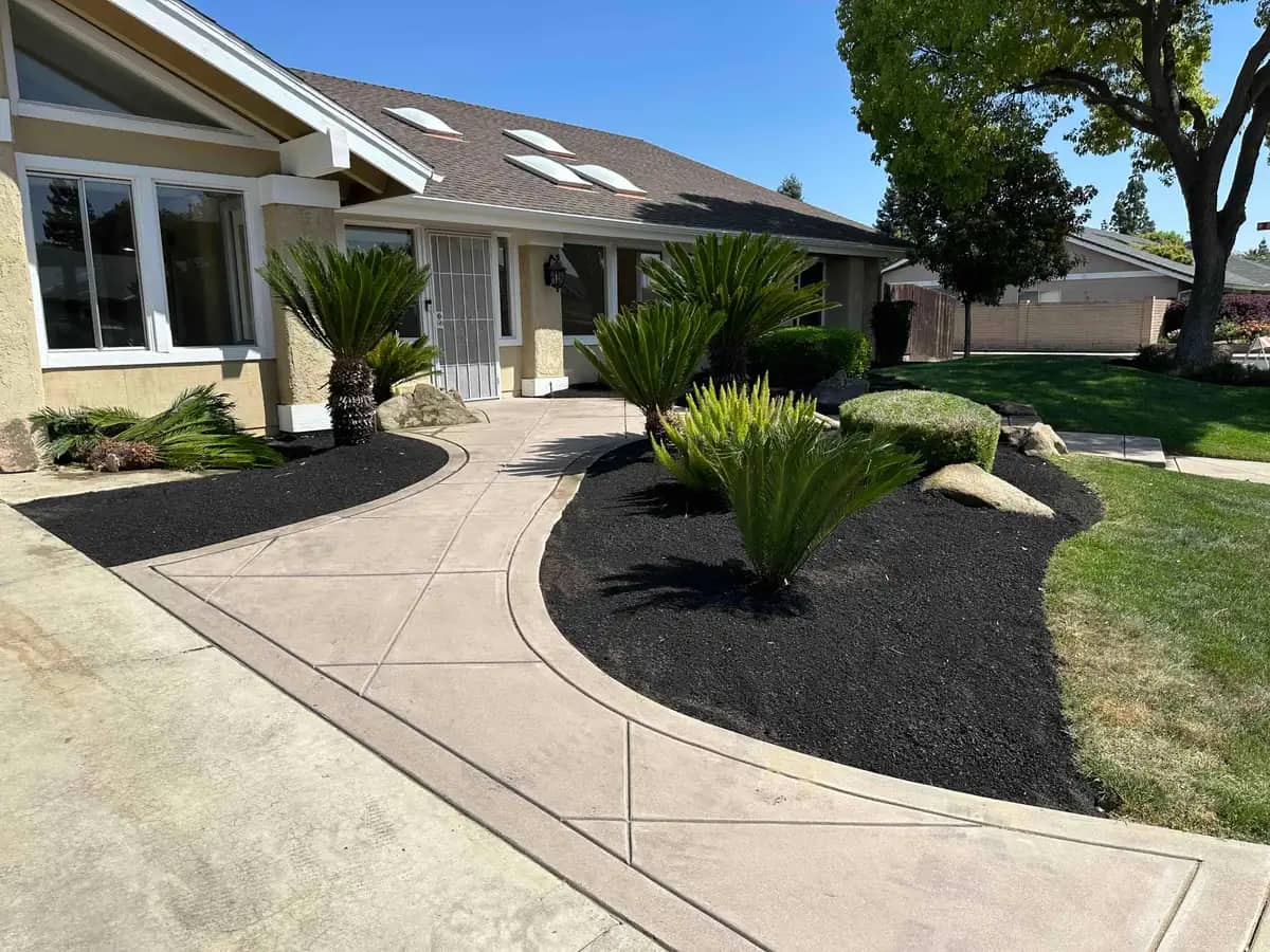 Mulch & flowerbeds 2